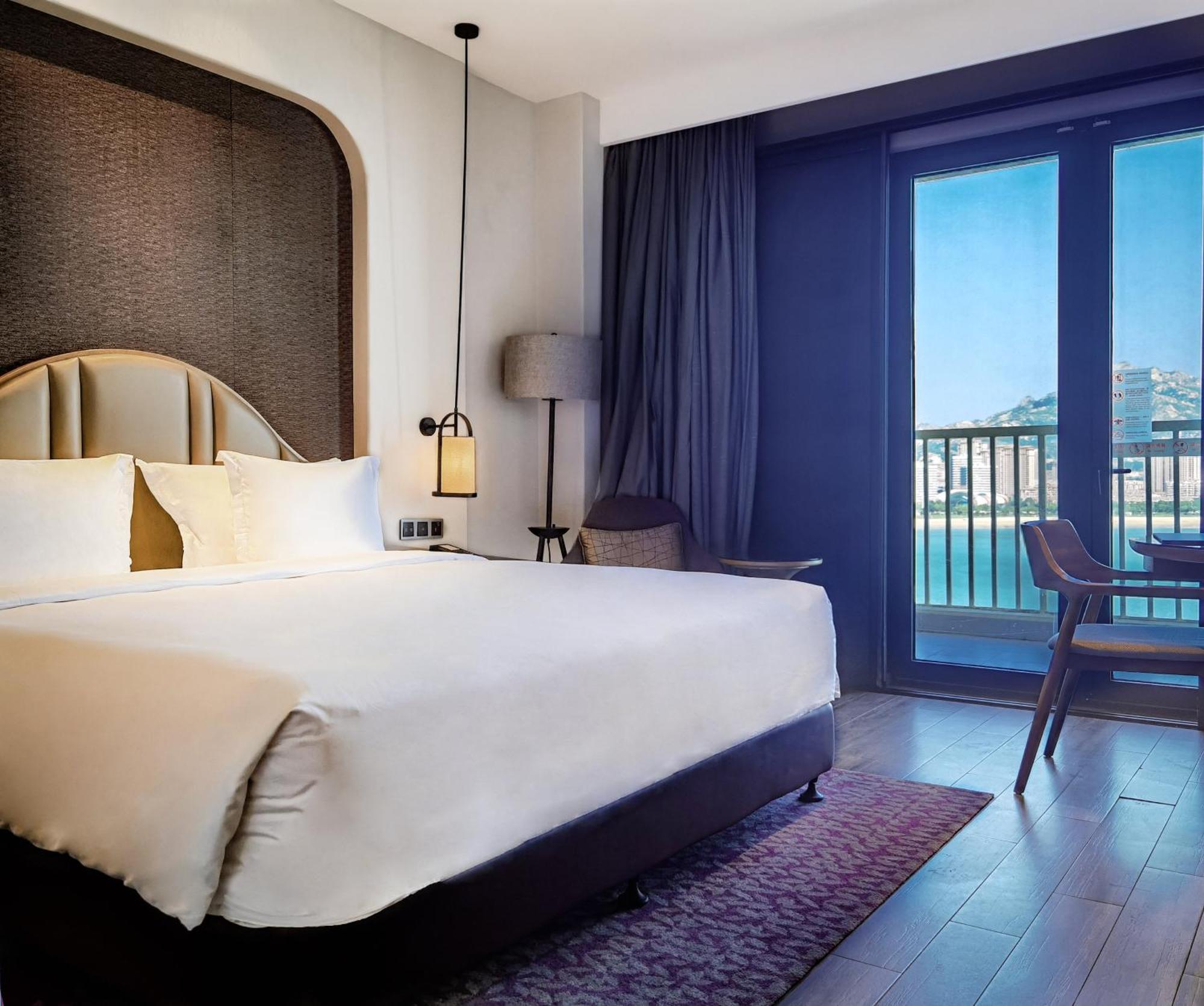 Отель Crowne Plaza Qingdaoorientalmoviemetropolis By Ihg Экстерьер фото