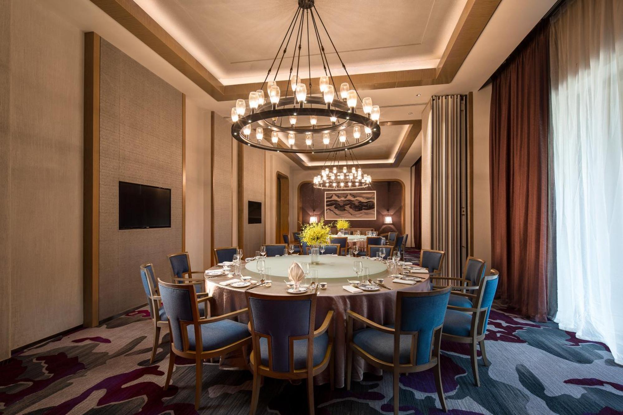 Отель Crowne Plaza Qingdaoorientalmoviemetropolis By Ihg Экстерьер фото