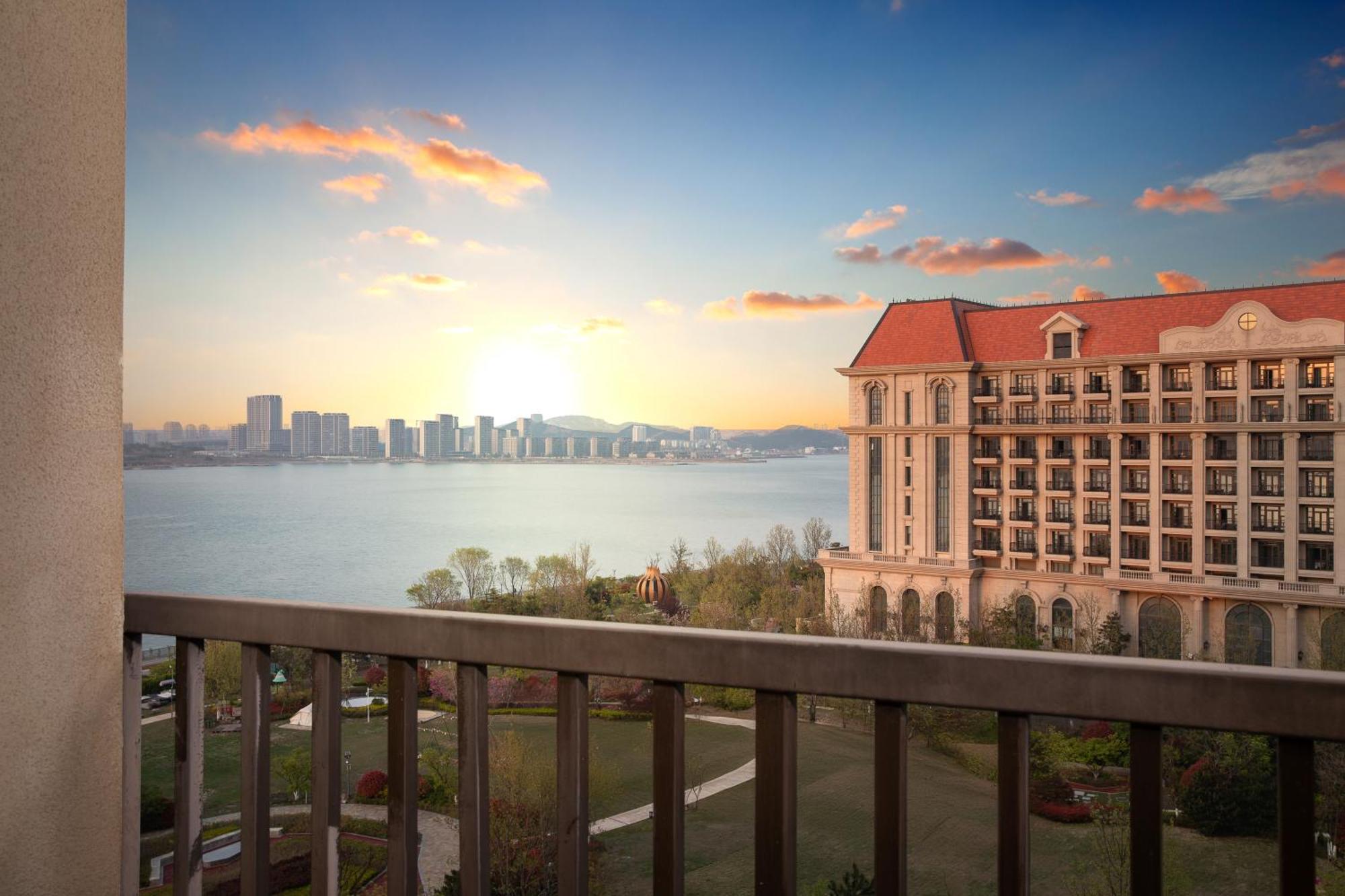 Отель Crowne Plaza Qingdaoorientalmoviemetropolis By Ihg Экстерьер фото